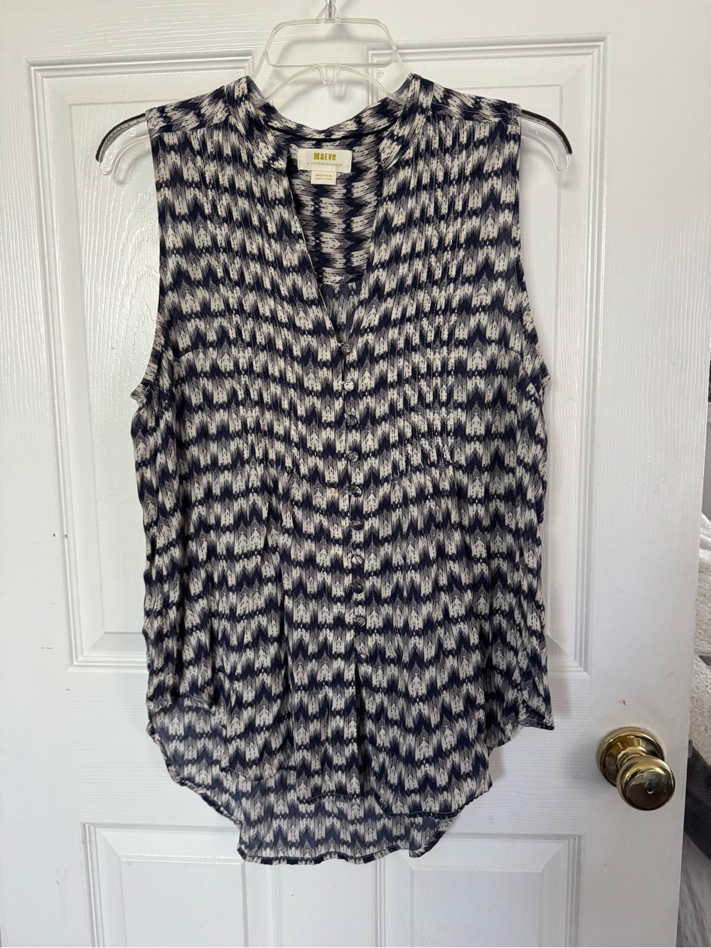 Maeve Sleeveless Button-Front Chevron Print Top in Blue & White